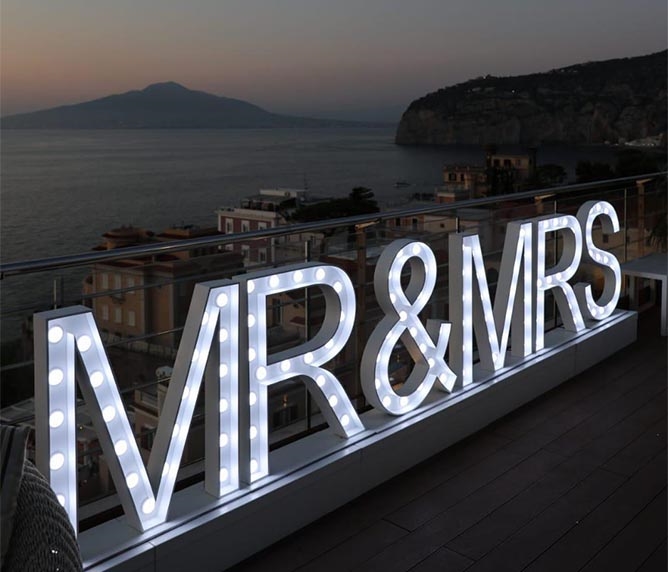 Scenografia Matrimonio - Scritta Love e MR-MSRS - Matrimonio a Sorrento